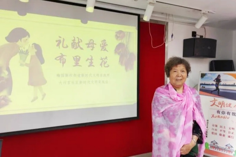 1716135399556074.jpg 江苏省南京市玄武区大行宫社区关工委组织“五老”开展“礼献母爱,布里生花”母亲节主题手工活动(4) (1).jpg