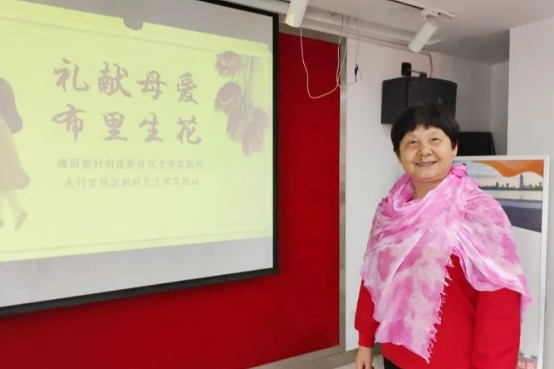 1716135408192269.jpg 江苏省南京市玄武区大行宫社区关工委组织“五老”开展“礼献母爱,布里生花”母亲节主题手工活动(4) (2).jpg