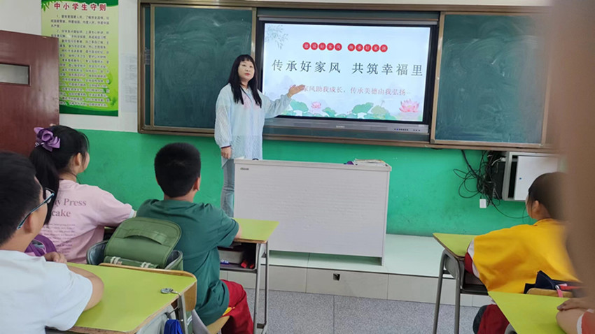 1716255929271756.jpg 元宝山区银河社区收看家庭教育讲座图片5_副本.jpg