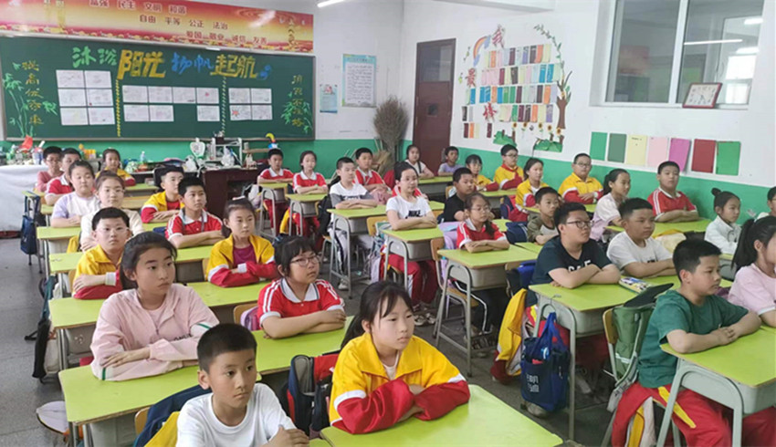 1716255997349248.jpg 元宝山区银河社区收看家庭教育讲座图片4_副本.jpg