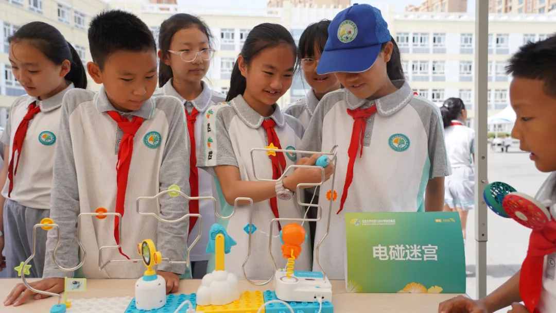 活动现场同学们尝试通关电磁迷宫.webp