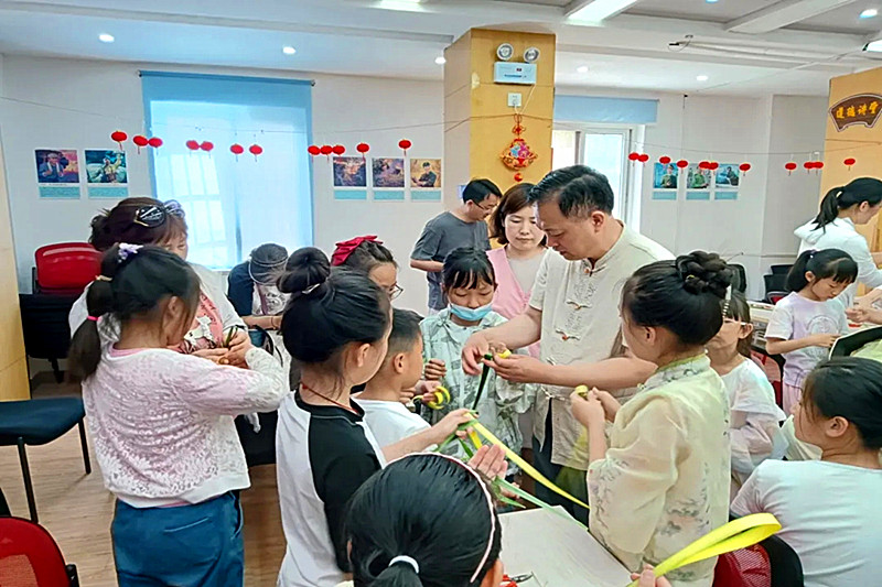 江苏省南京市玄武区紫鑫城社区关工委开展“‘童’享草编之美，非遗指尖传承” 亲子手工活动(2).jpg