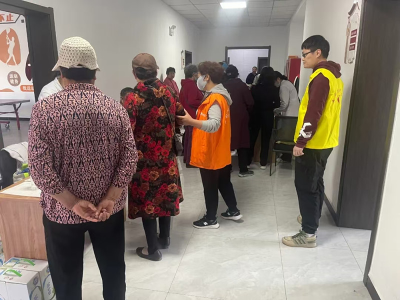 1716428778201306.jpg 元宝山区云杉路街道东电社区义诊活动照片3jpg_副本.jpg