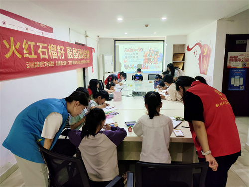 1716432750151294.jpg 火红石榴籽 殷殷团结情.jpg