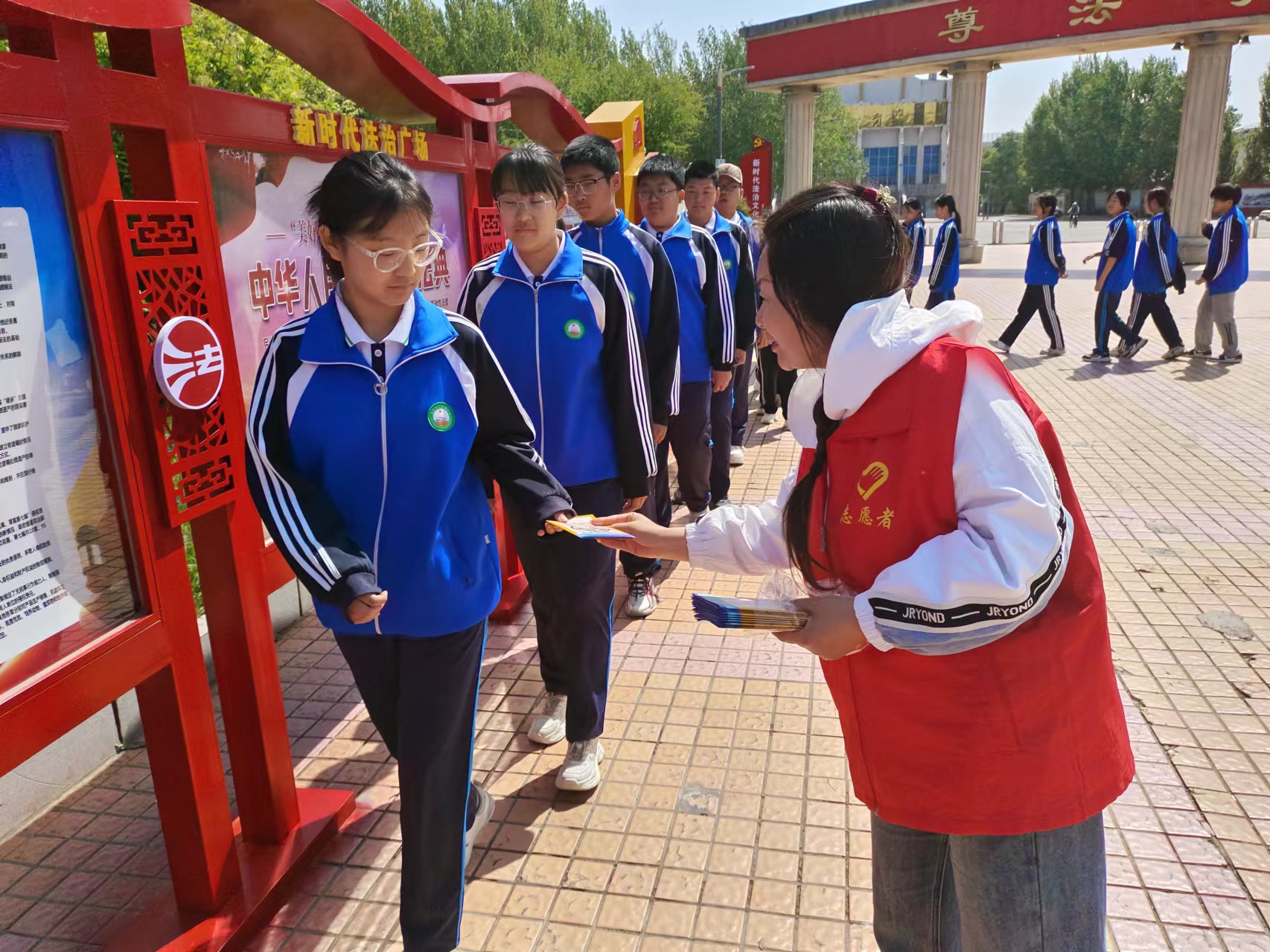 1716444169548059.jpg 红岗区关工委、区司法局、大庆市八百垧中学共同开展法治教育宣传活动 (1).jpg
