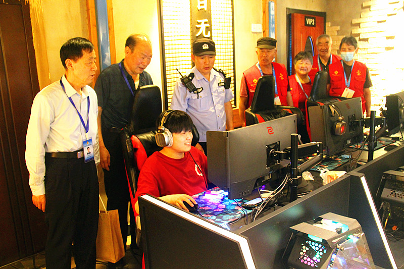 1716589673194767.jpg 玄武湖街道关工委联合组织“五老”网吧义务监督员开展网吧巡查(4).jpg