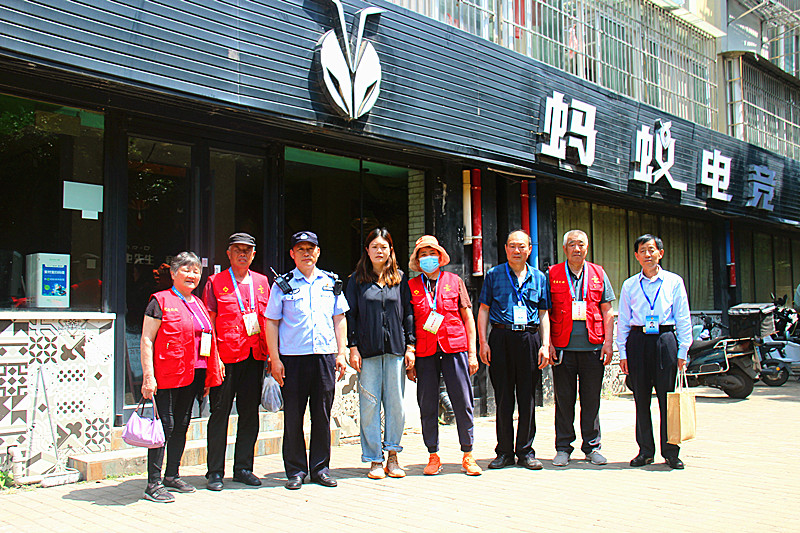 1716589693405604.jpg 玄武湖街道关工委联合组织“五老”网吧义务监督员开展网吧巡查(9).jpg