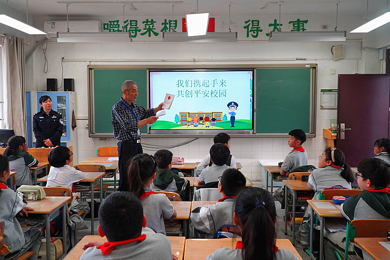 1716589876232300.jpg 江苏省南京市鼓楼区二板桥派出所关爱站走进校园开展“反校园欺凌”宣教活动 (1).jpg