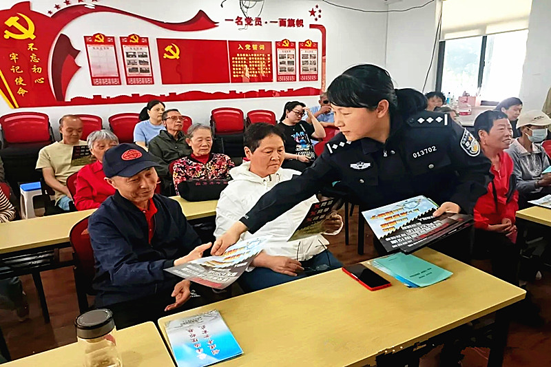 1716783899951337.jpg 江苏省南京市玄武区锁五社区关工委组织“五老”开展了全民反诈宣传讲座(2).jpg