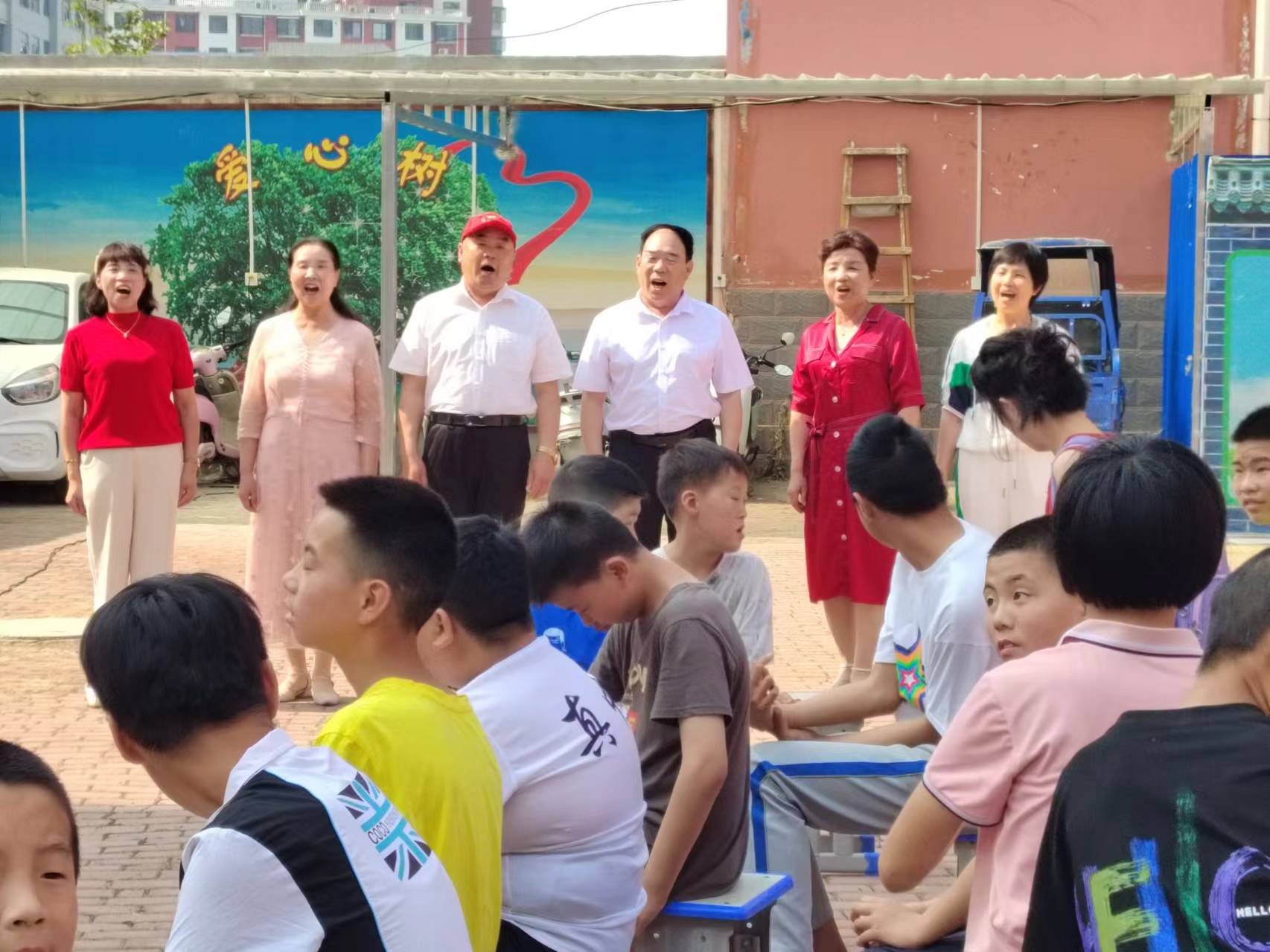 1716801297481148.jpg 五老为特殊学校孩子表演节目.jpg