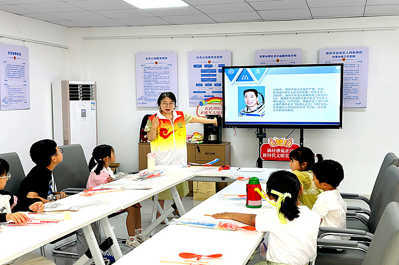 江苏省南京市玄武区仙居雅苑社区关工委开展“航空逐梦，趣味科学”主题手工制作活动(1).jpg