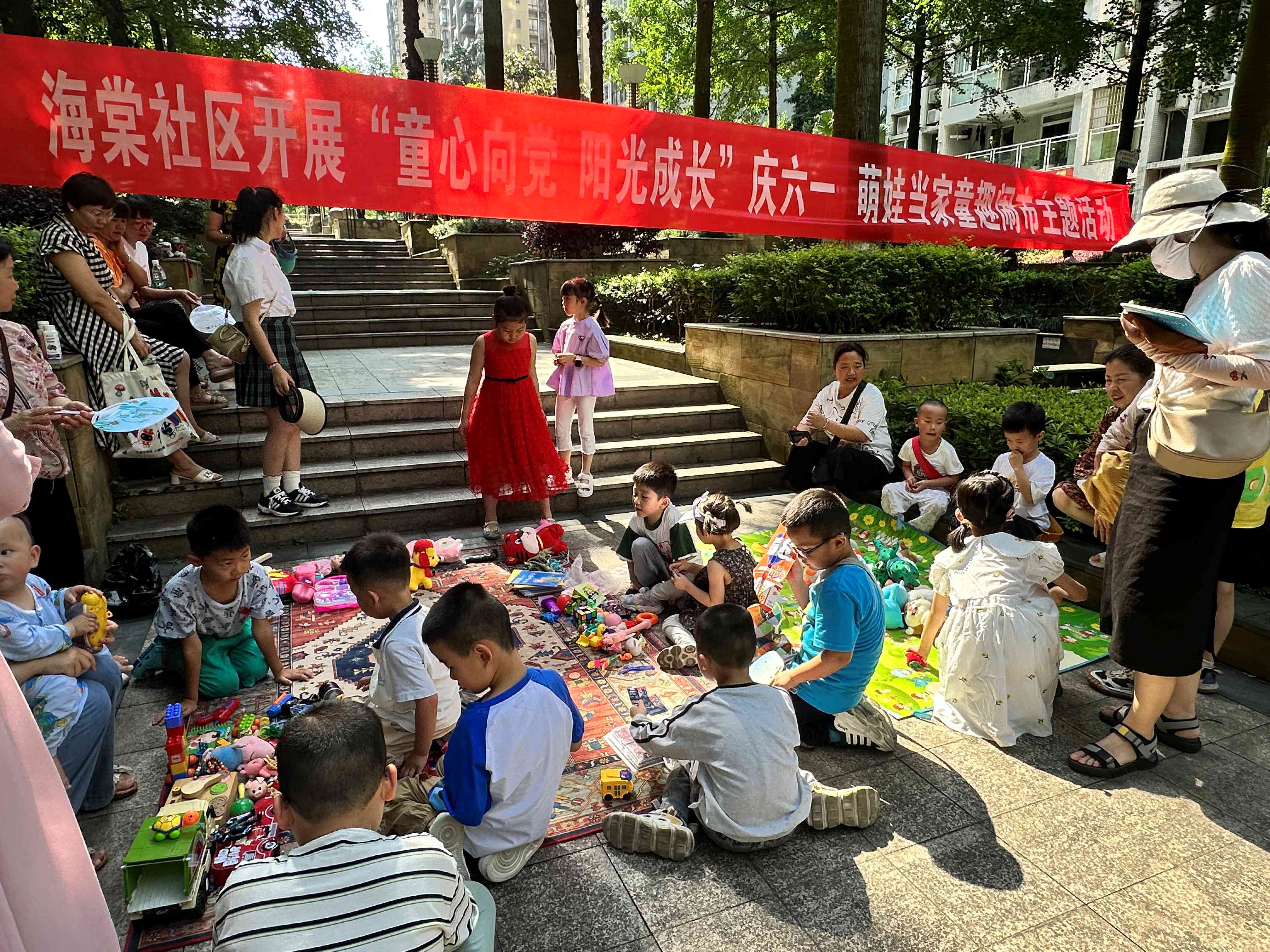 1716864783206851.jpg 5月25日,重庆市万盛经开区万东镇海棠社区关工委、团支部联合组织开展“童心向党 阳光成长”萌娃当家童趣闹市主题活动。.jpg