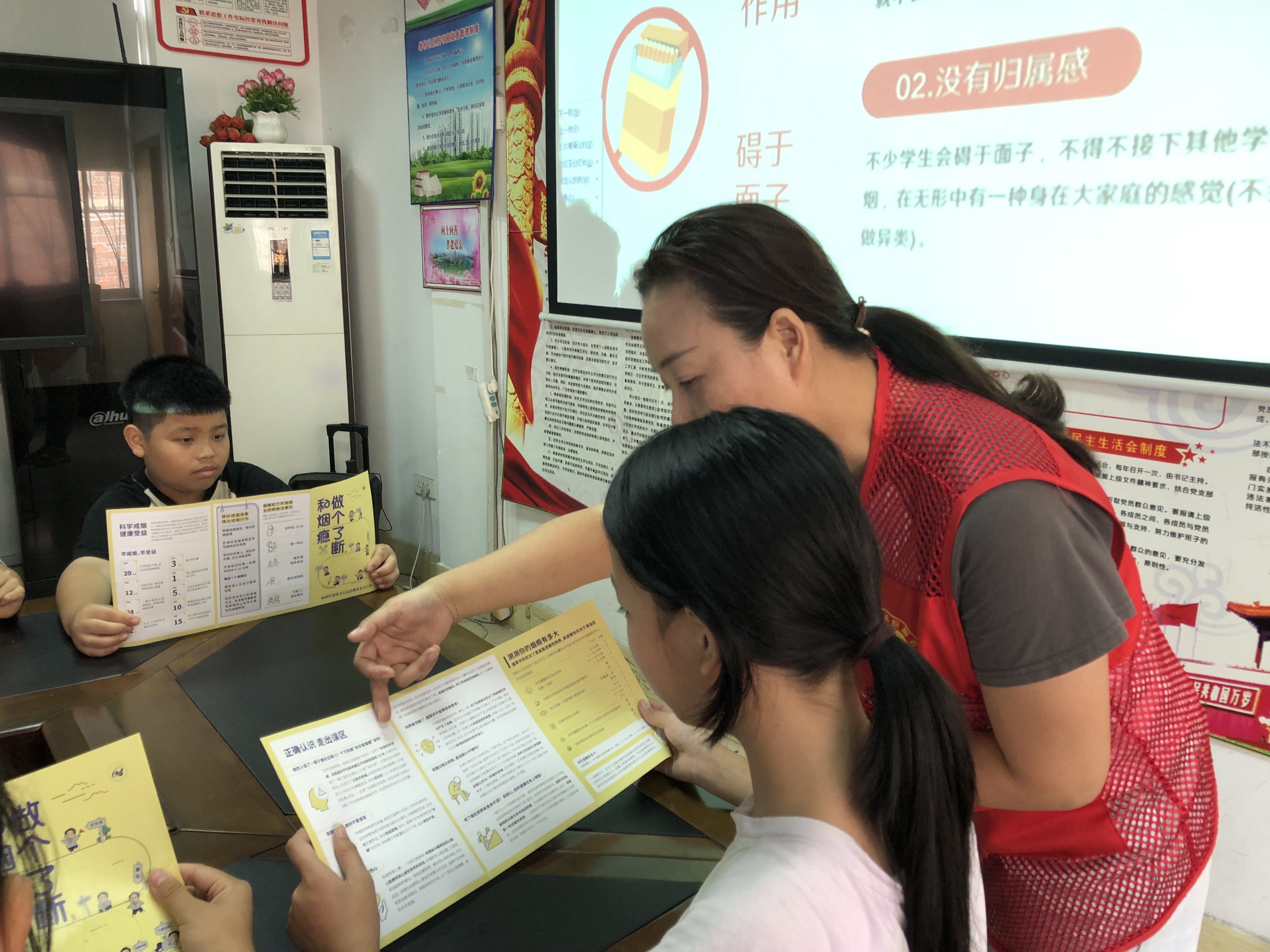 1716891236906961.jpg 社区志愿者老师向学生普及吸烟知识.jpg