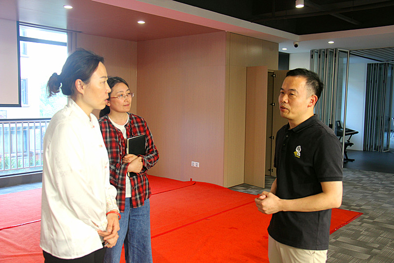 玄武湖街道关工委领导调研指导徐庄社区关工委工作(4).jpg