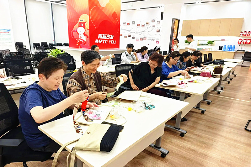 1716999231627205.jpg 江苏省南京市玄武区长江路社区关工委组织“五老”开展了“爱在指间,巧手慧心”手工活动(2).jpg