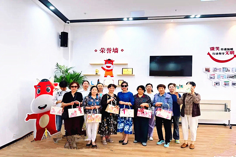 1716999247650507.jpg 江苏省南京市玄武区长江路社区关工委组织“五老”开展了“爱在指间,巧手慧心”手工活动(4).jpg