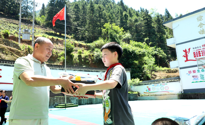 1717050062144612.jpg 高主任将校服和鞋子送给狮石学校孩子.jpg