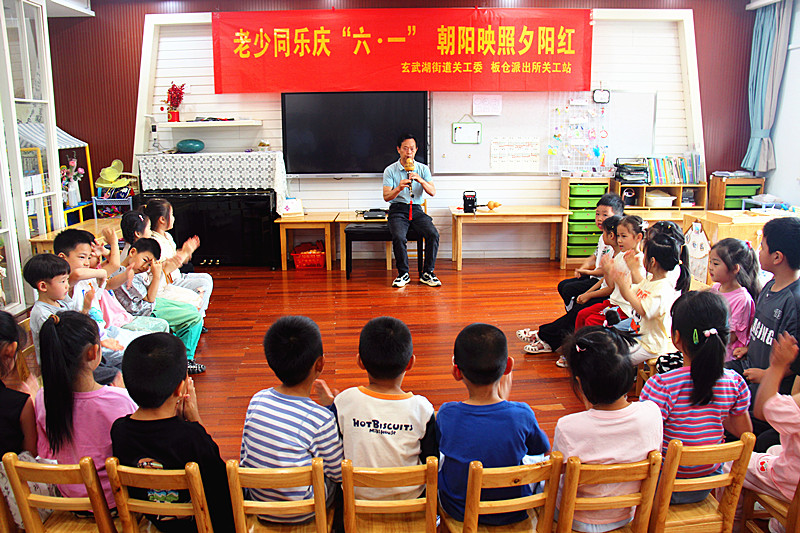1717109031490821.jpg 玄武湖街道关工委联合走进校园开展“老少同乐庆六一,朝阳映照夕阳红”庆“六一”主题活动(3).jpg