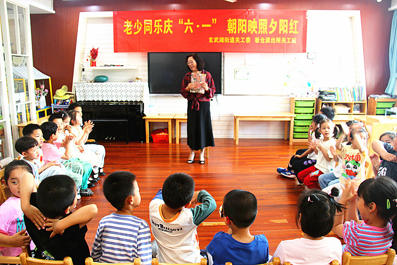 1717109039119997.jpg 玄武湖街道关工委联合走进校园开展“老少同乐庆六一,朝阳映照夕阳红”庆“六一”主题活动(4).jpg