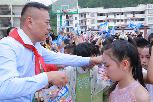 1717111535240313.jpg 爱心人士为孩子们发礼物.jpg