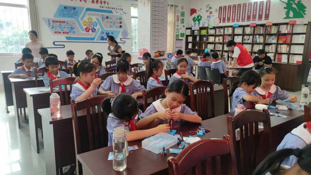 1717116680196597.jpg 图七 同学们进行磁悬浮实验3.jpg