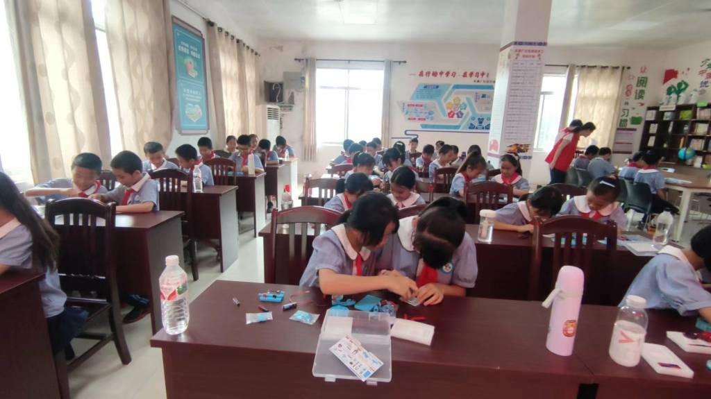 1717116715944479.jpg 图六 同学们进行磁悬浮实验2.jpg