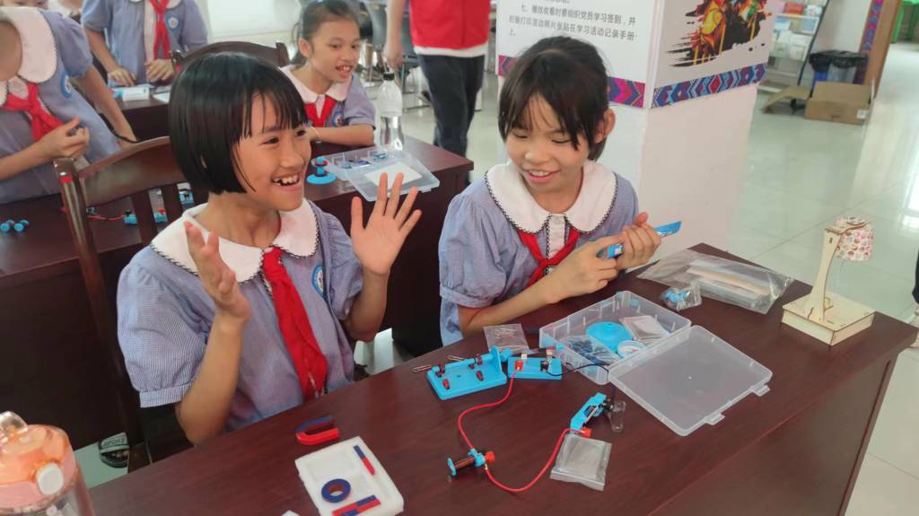 1717116801663798.jpg 图十一 同学们进行磁悬浮实验6.jpg