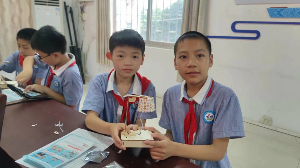 1717116869106778.jpg 图十四同学们制作悬浮灯2.jpg