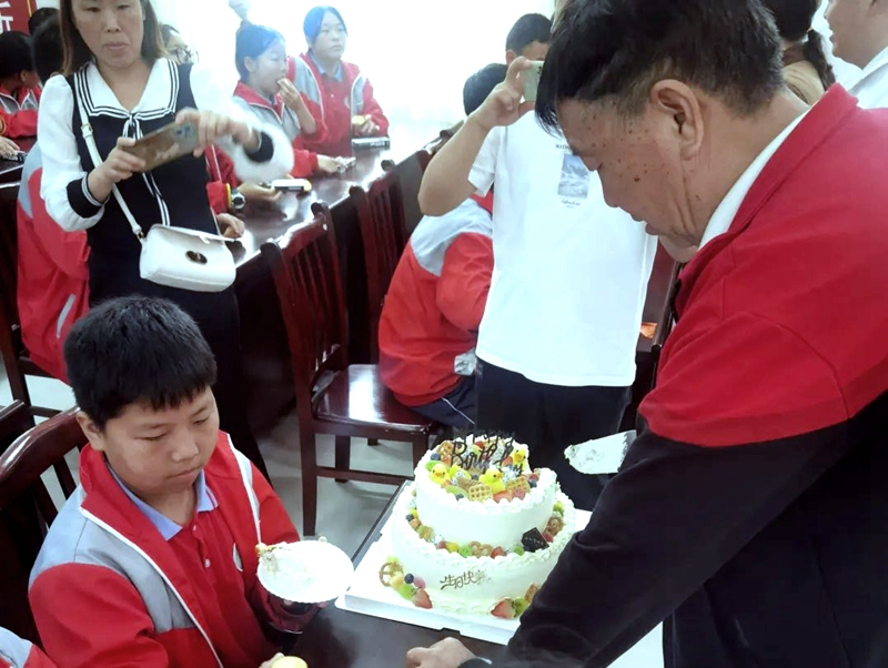 县关工委副主任田茂印与留守儿童交流.jpg