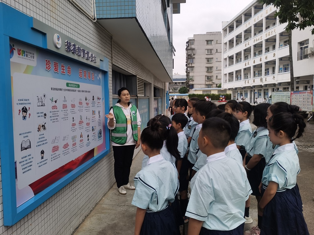 1717149616701013.jpg 禁毒社工和同学介绍新型毒品的种类.1.jpg