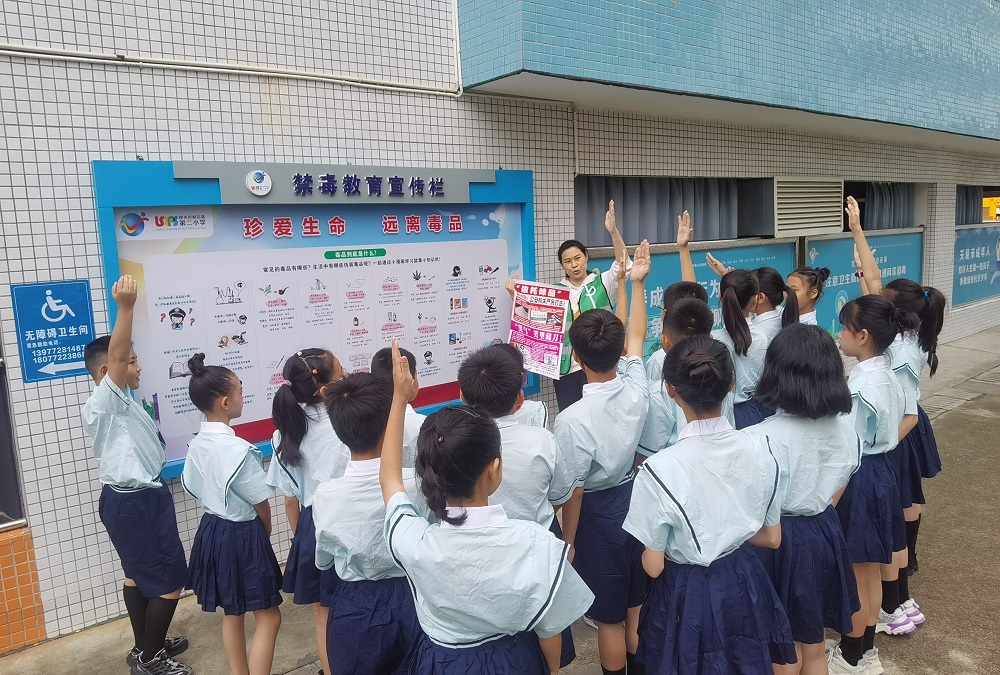 1717149630445046.jpg 禁毒社工现场与学生互动,提问新型毒品的种类1.jpg