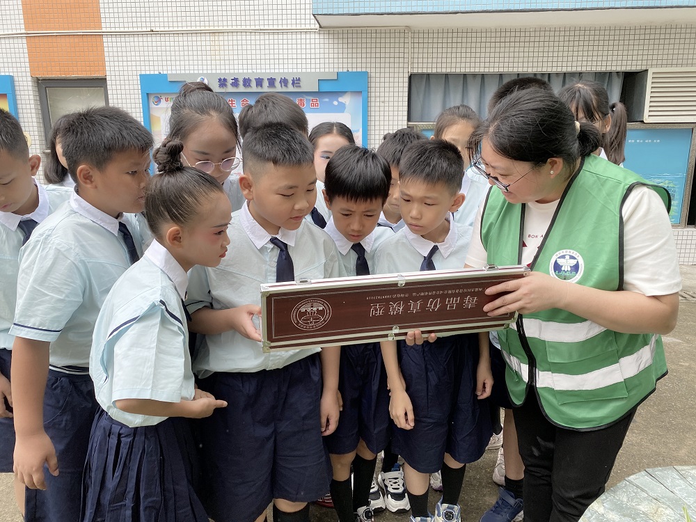 1717149636133894.jpg 向同学们展示仿真毒品模型1.jpg