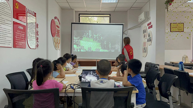 1717376151672843.jpg 孩子们在观看红色电影 (2)_副本.jpg