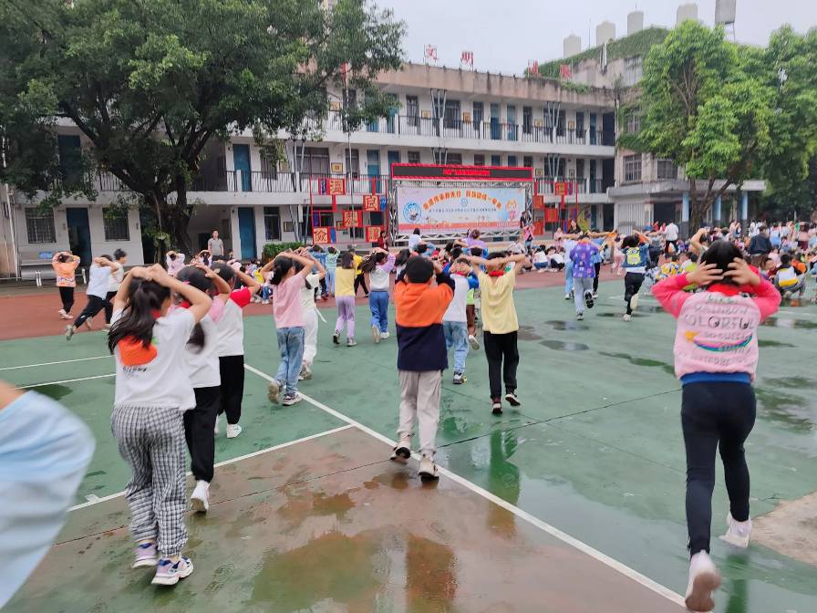 1717381728507457.jpg 图一:学生有序撤离到指定位置.jpg