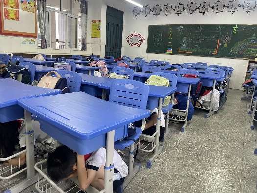1717381741417776.jpg 图二:第一声警报,学生进行避险环节1.jpg