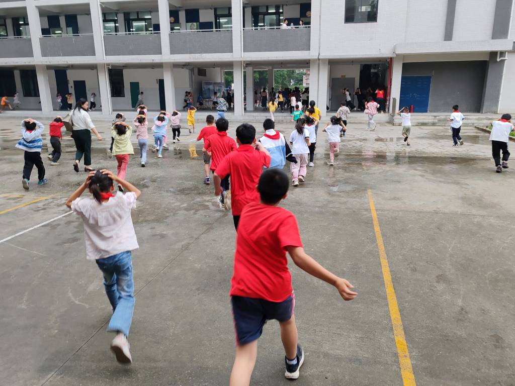 1717381823565722.jpg 图八:第二声警报学生有序从教室撤离.jpg