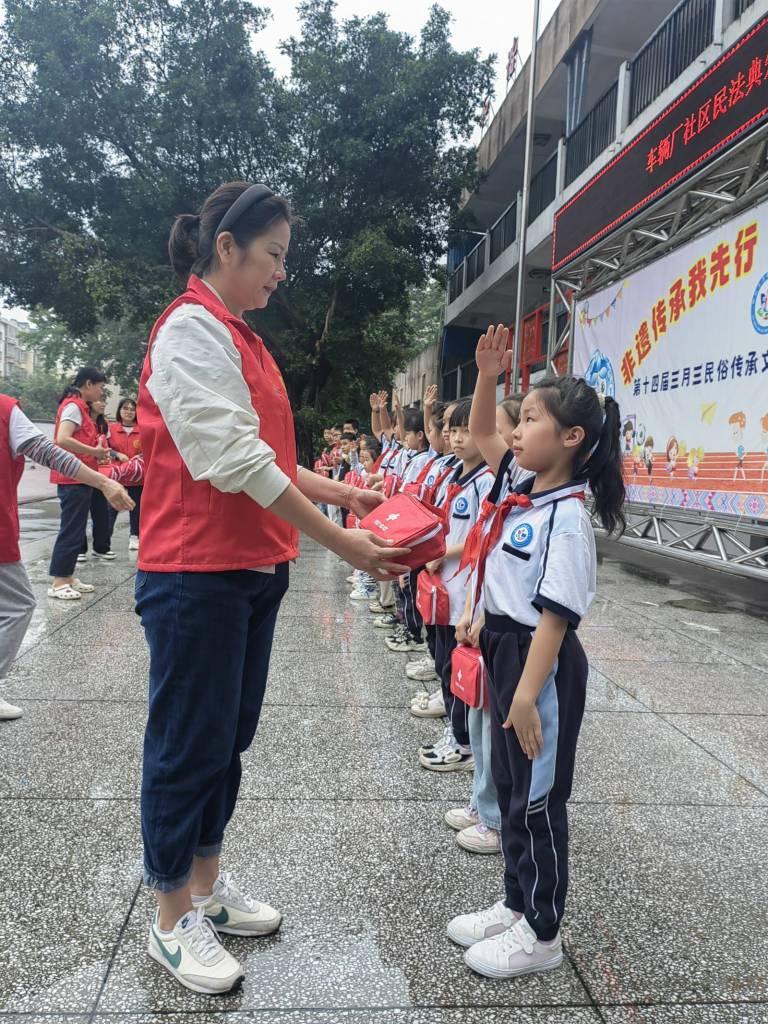 1717381949193470.jpg 图十二:车辆厂社区志愿者发放应急包.jpg