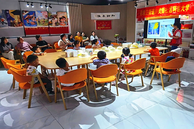 江苏省南京市玄武区孝陵卫街道钟灵街社区关工委开展了手绘草帽DIY活动(1).jpg