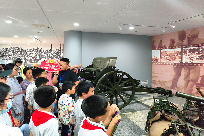 1717458206277467.jpg 玄武湖街道仙鹤门社区关工委组织青少年参观南京理工大学“兵器博物馆” (2).jpg