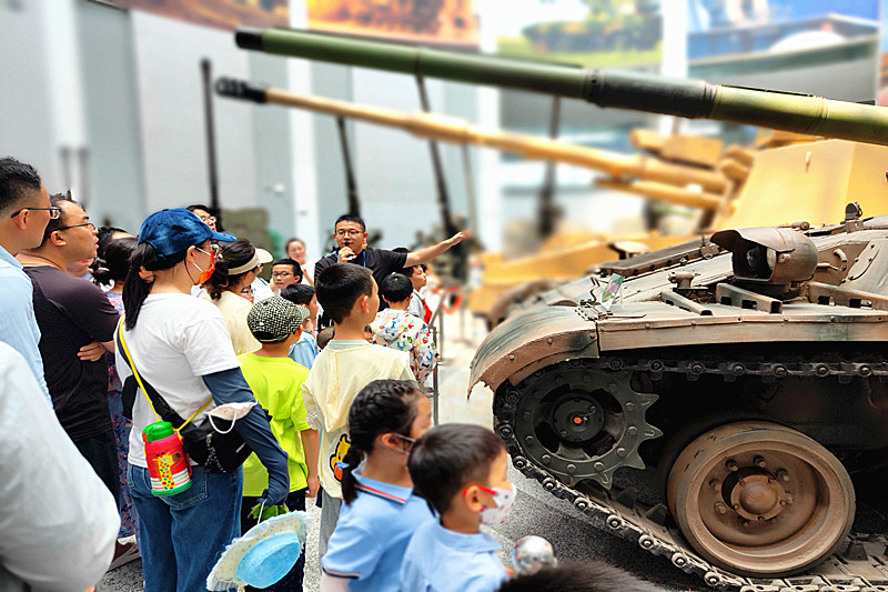 1717458220529695.jpg 玄武湖街道仙鹤门社区关工委组织青少年参观南京理工大学“兵器博物馆” (4).jpg