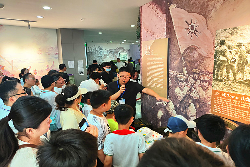 玄武湖街道仙鹤门社区关工委组织青少年参观南京理工大学“兵器博物馆” (5).jpg