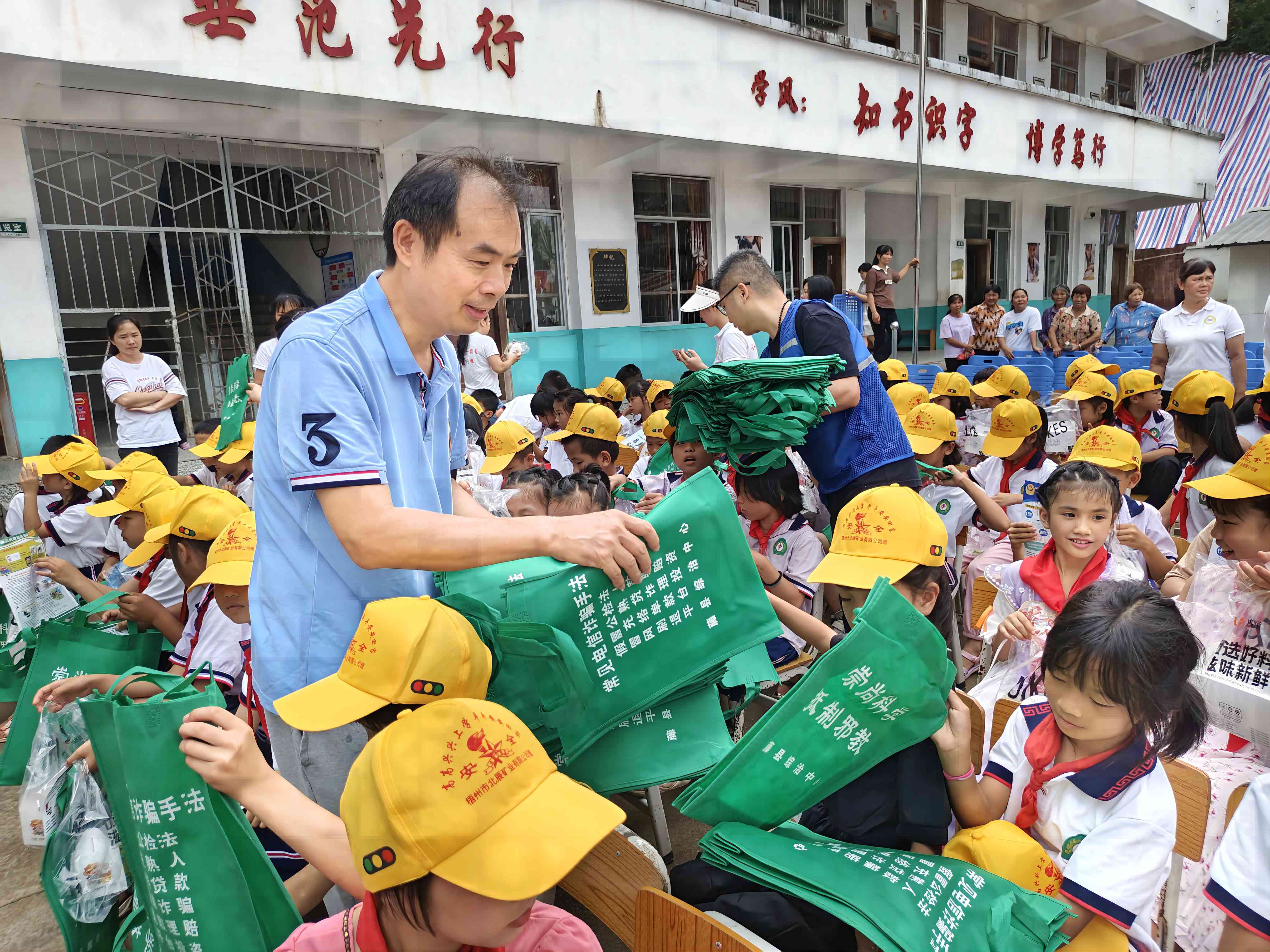 派发法治宣传资料(1).jpg
