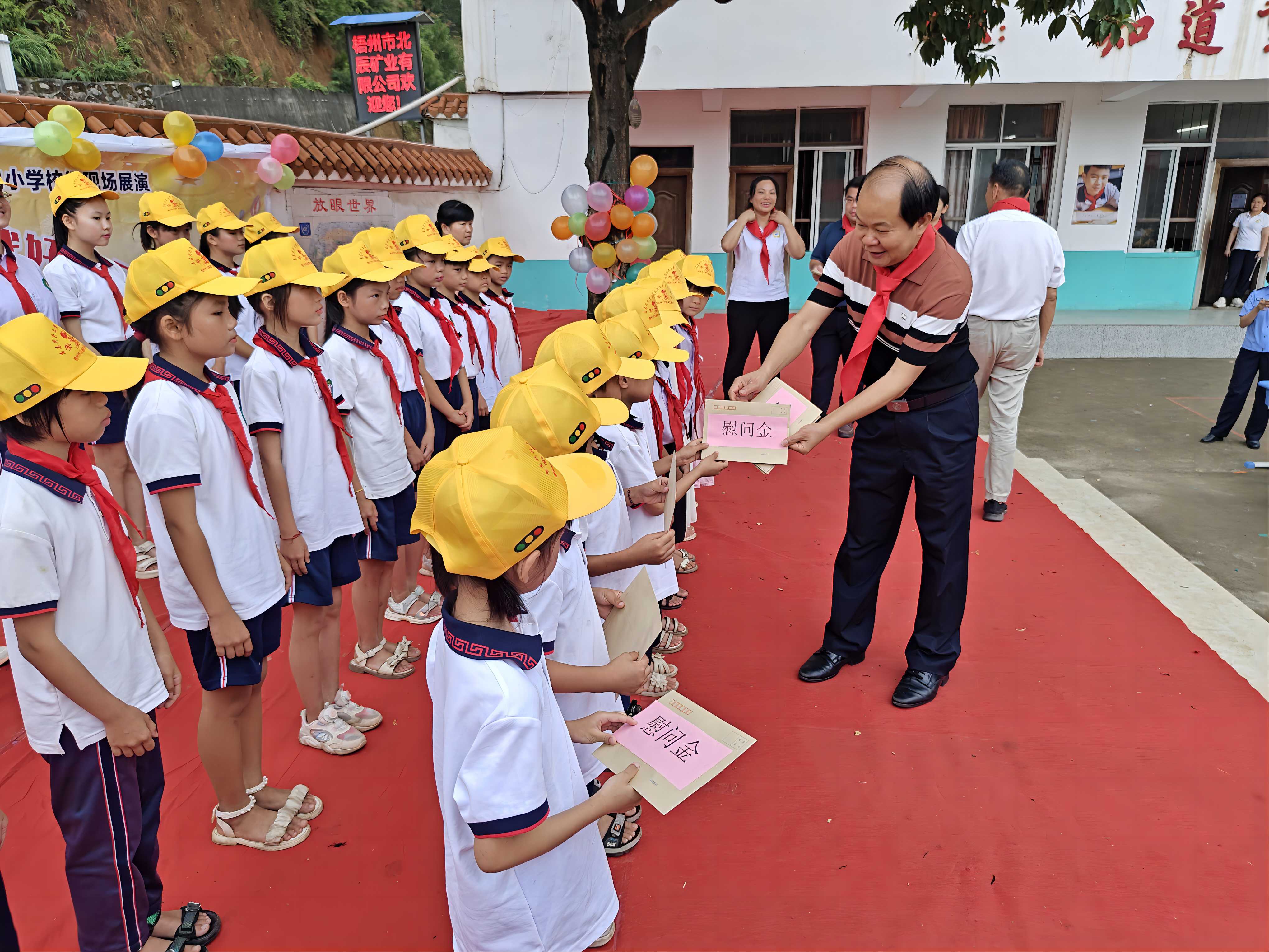 发放慰问金(1).jpg