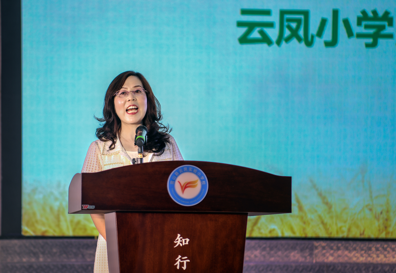 云凤实验小学党总支书记蒋红敏祝小朋友节日快乐.jpg