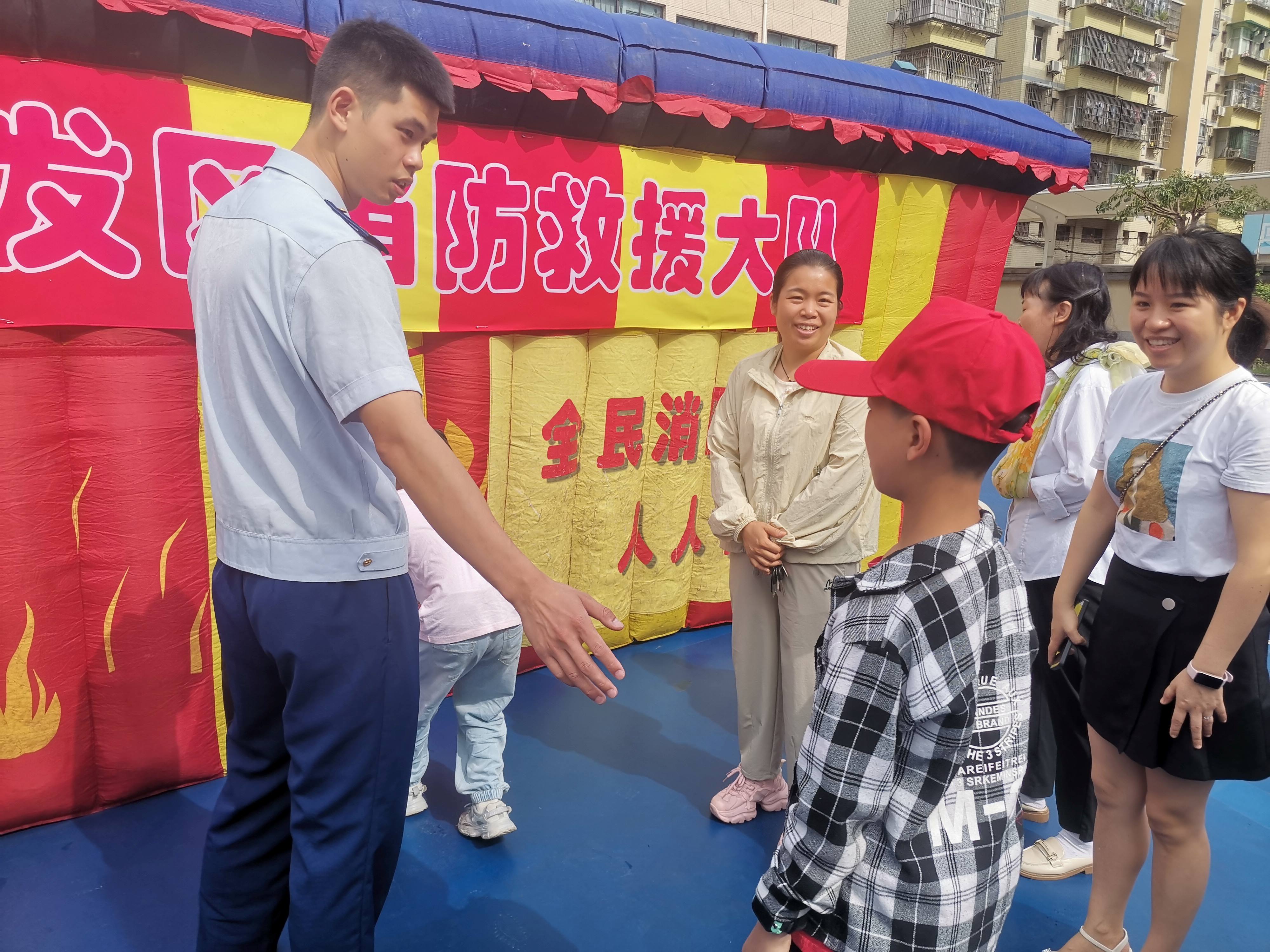 6月1日，重庆市万盛经开区万东镇新房社区关工委组织辖区青少年学生到万东镇消防大队开展“欢度‘六一’，消防童行”活动。.jpg