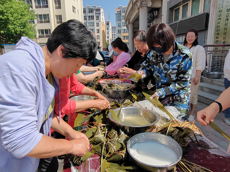 元宝山区西城街道如意西社区温情端午，粽子飘香活动照片1_副本.jpg