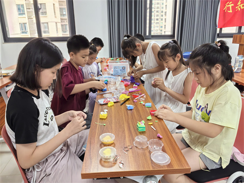 1720664099617529.jpg 合肥市包河区烟墩街道清水冲社区关工委:“缤纷夏日 百变彩泥”手工DIY活动 (1).jpg