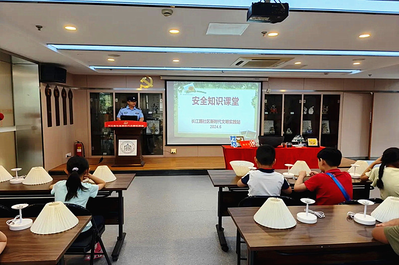 1720742591464949.jpg 江苏省南京市玄武区长江路社区关工委开展夏令营活动暨“非遗漂漆”手工制作(2).jpg