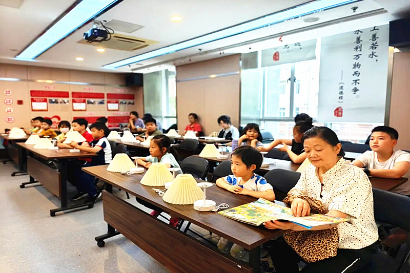 1720742608786997.jpg 江苏省南京市玄武区长江路社区关工委开展夏令营活动暨“非遗漂漆”手工制作(3).jpg
