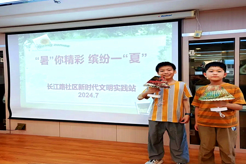 1720742653923953.jpg 江苏省南京市玄武区长江路社区关工委开展夏令营活动暨“非遗漂漆”手工制作(7).jpg